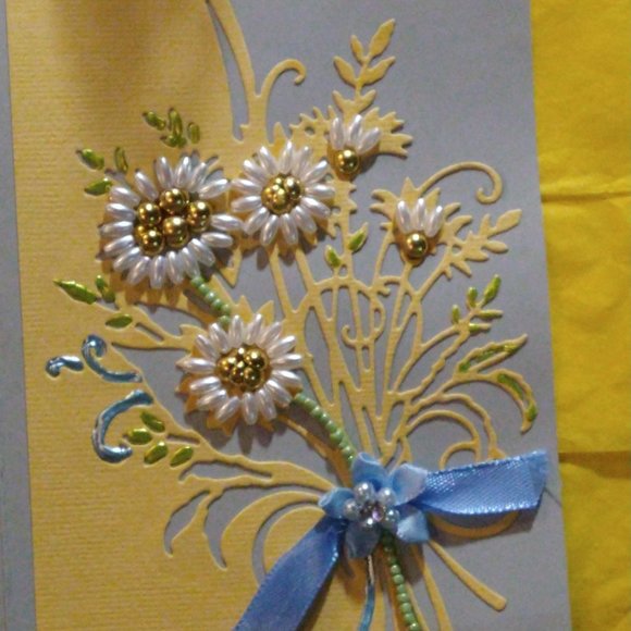 Yellow Pearl Daisy w lt bleu ribbon/Jewelled Sentiments - Picture 3 of 4